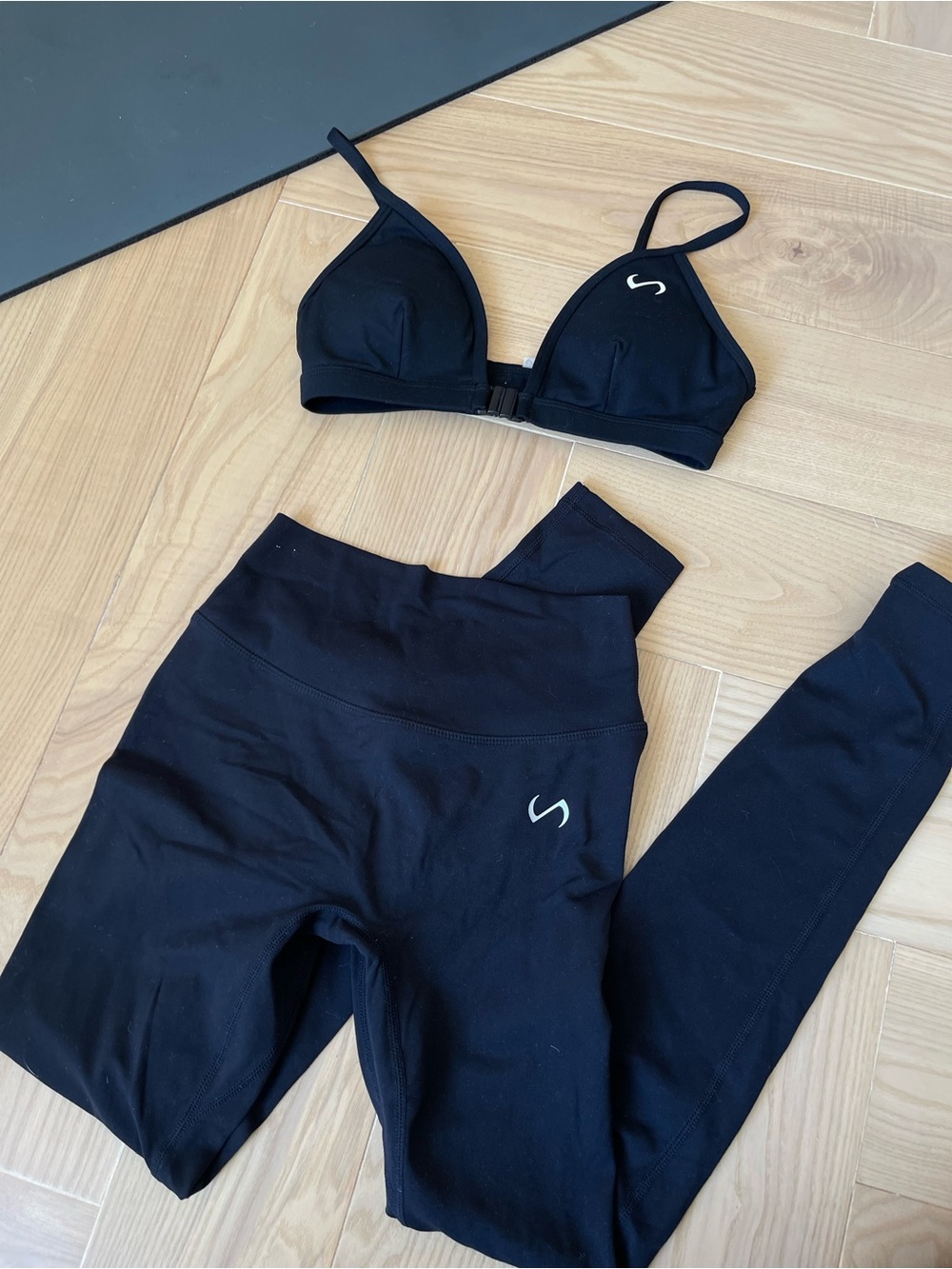 Black Low V Leggings with Matching Clip Sports Bra - Black